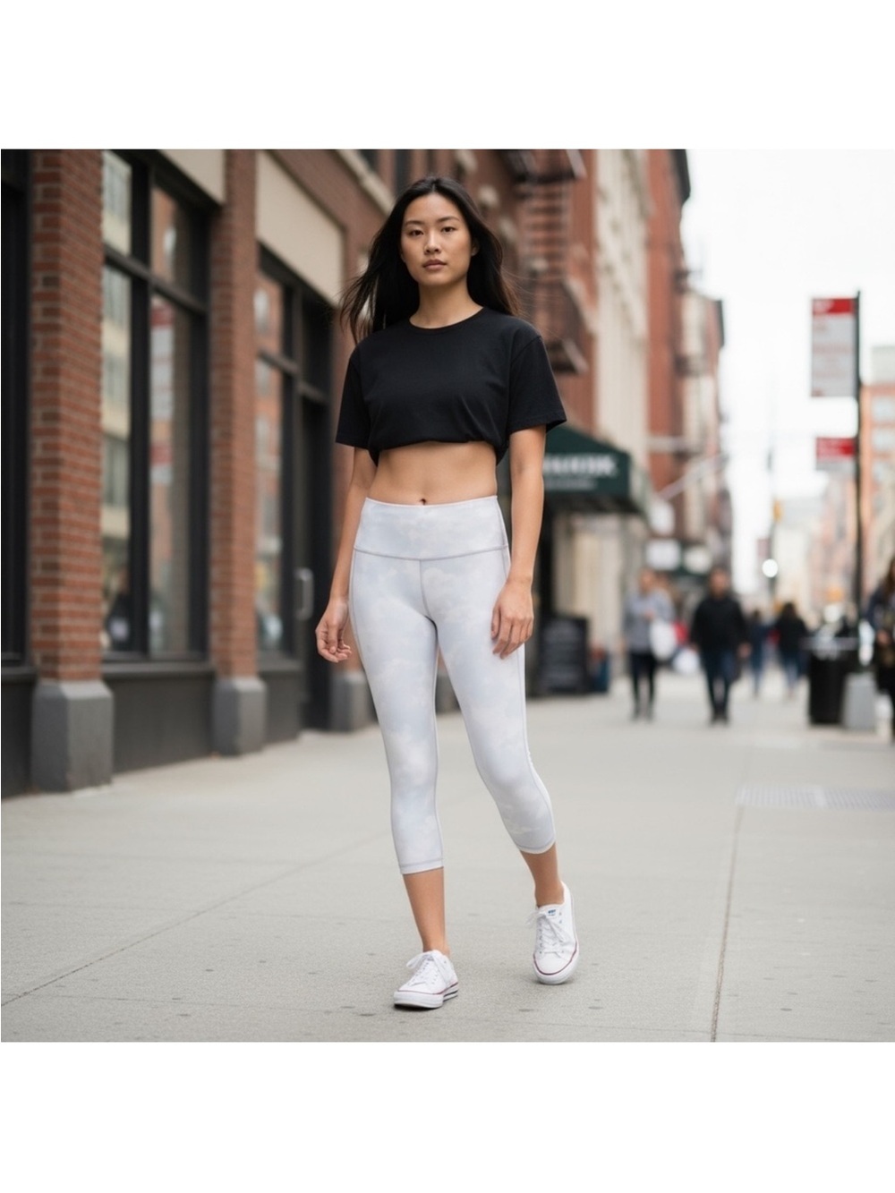 Athleta Ultimate Stash Pocket Printed Capri leggings tights white gray Size M